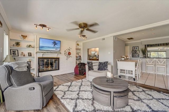 2127 Casa Rio Circle, Dickinson, TX 77539