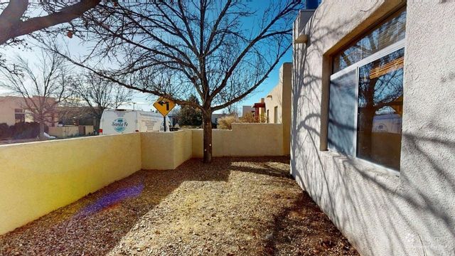 3912 Los Milagros, Santa Fe, NM 87507