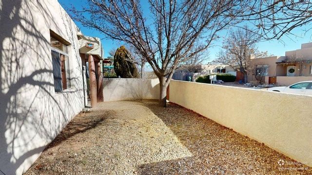 3912 Los Milagros, Santa Fe, NM 87507