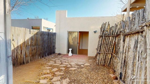 3912 Los Milagros, Santa Fe, NM 87507