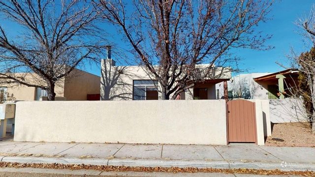3912 Los Milagros, Santa Fe, NM 87507