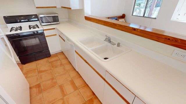 3912 Los Milagros, Santa Fe, NM 87507