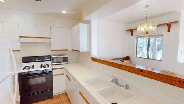 3912 Los Milagros, Santa Fe, NM 87507