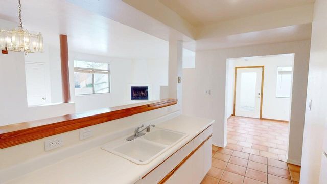 3912 Los Milagros, Santa Fe, NM 87507