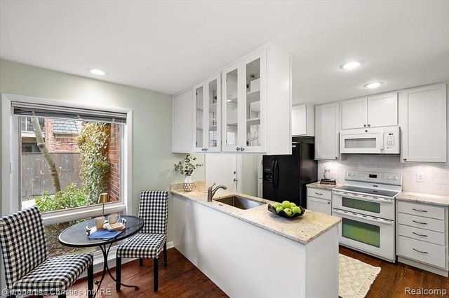 971 Stratford Lane 22, Bloomfield Hills, MI 48304