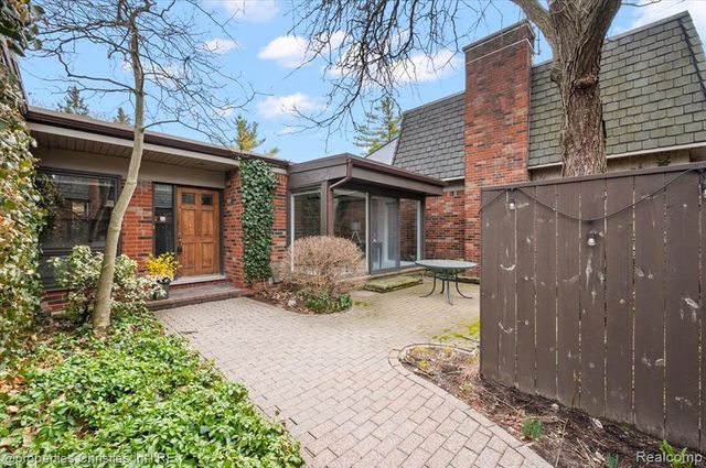 971 Stratford Lane 22, Bloomfield Hills, MI 48304