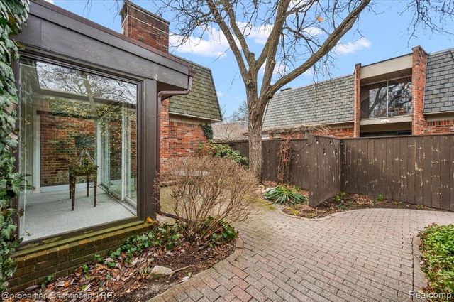 971 Stratford Lane 22, Bloomfield Hills, MI 48304