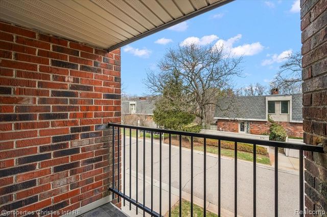 971 Stratford Lane 22, Bloomfield Hills, MI 48304