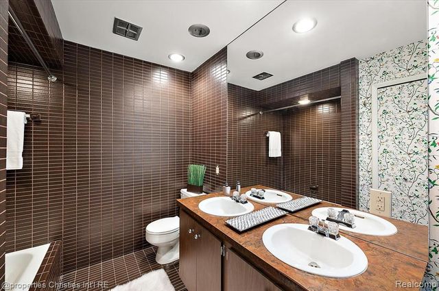 971 Stratford Lane 22, Bloomfield Hills, MI 48304