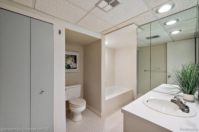 971 Stratford Lane 22, Bloomfield Hills, MI 48304