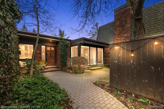 971 Stratford Lane 22, Bloomfield Hills, MI 48304