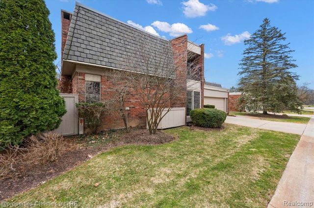 971 Stratford Lane 22, Bloomfield Hills, MI 48304