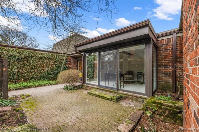 971 Stratford Lane 22, Bloomfield Hills, MI 48304