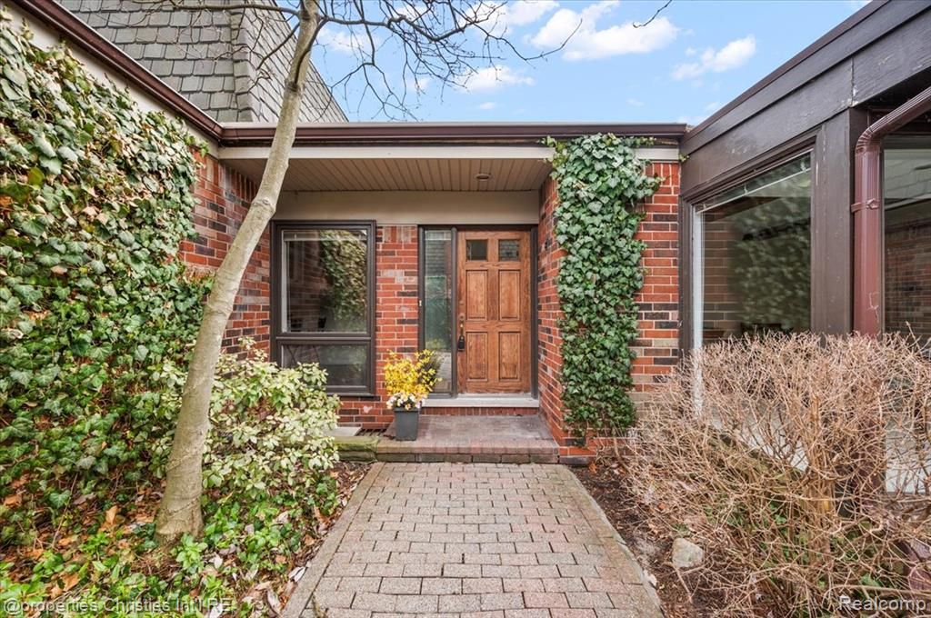 971 Stratford Lane 22, Bloomfield Hills, MI 48304