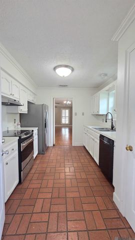 825 Stoney Creek Ave, Baton Rouge, LA 70808