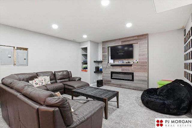 613 S 180 Avenue, Elkhorn, NE 68022