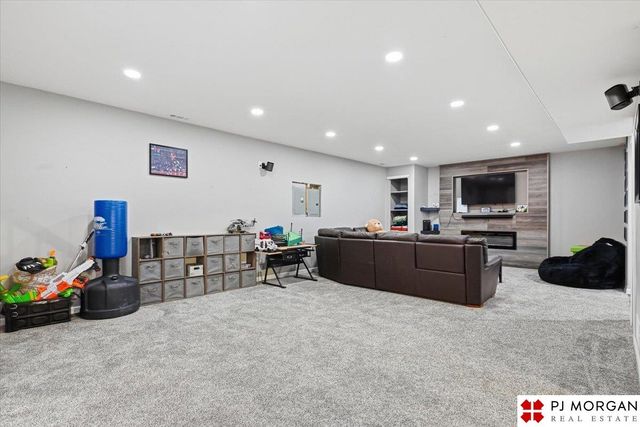613 S 180 Avenue, Elkhorn, NE 68022