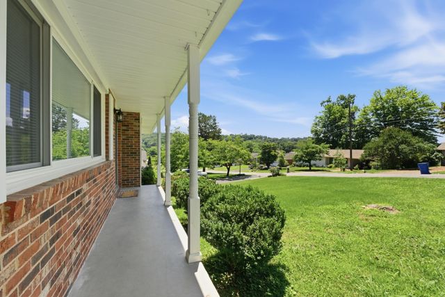 15 Holiday Lane, Chattanooga, TN 37415