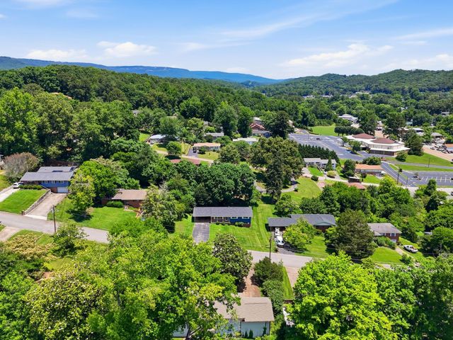 15 Holiday Lane, Chattanooga, TN 37415