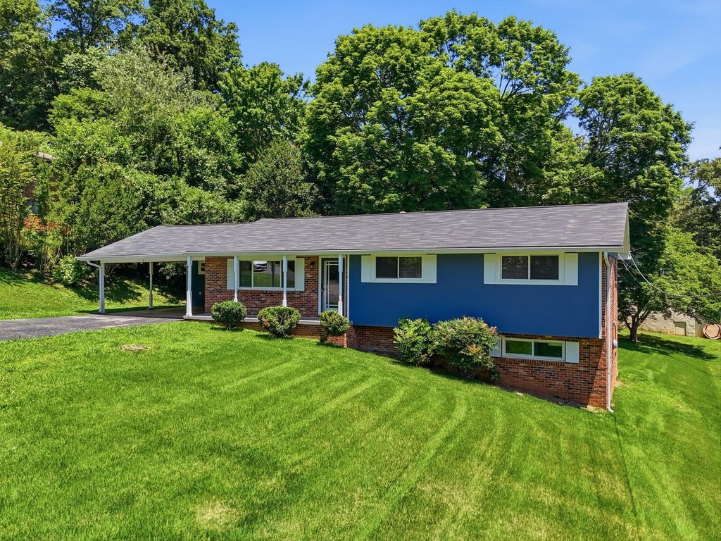 15 Holiday Lane, Chattanooga, TN 37415