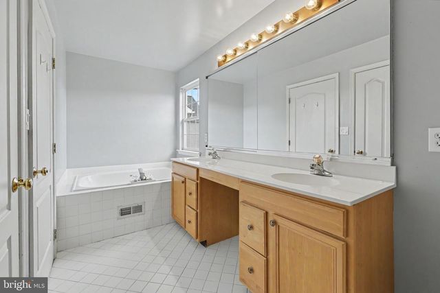 25 SANDSTONE RD, East Windsor, NJ 08520