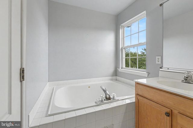 25 SANDSTONE RD, East Windsor, NJ 08520