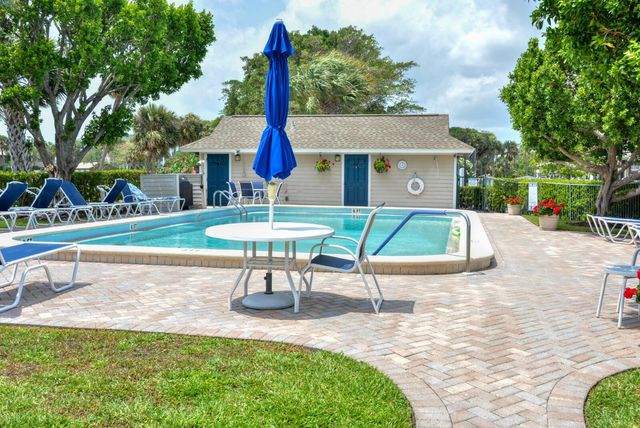 318 NE Golfview Circle, Stuart, FL 34996