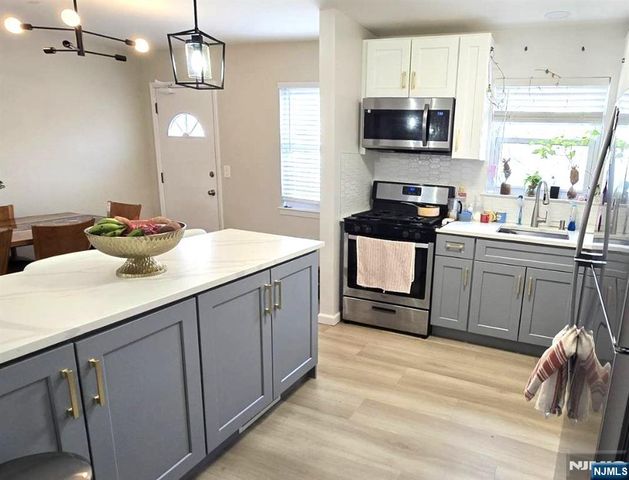 20A Lakeview Avenue, Leonia, NJ 07605