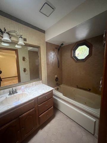 60 W Tam O Shanter Drive, Crete, IL 60417