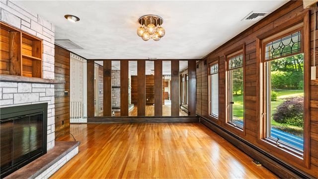 20 Oak Dell Circle, East Greenwich, RI 02818
