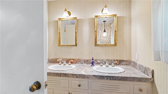 20 Oak Dell Circle, East Greenwich, RI 02818