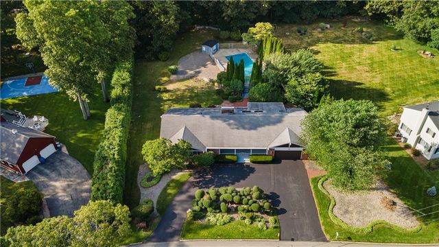 20 Oak Dell Circle, East Greenwich, RI 02818