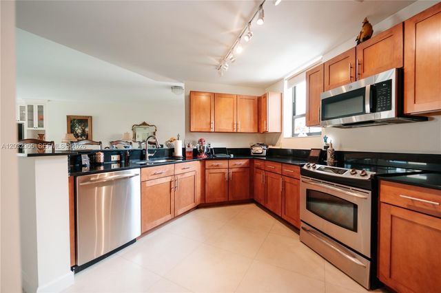 8390 SW 72nd Avenue 707, Miami, FL 33143