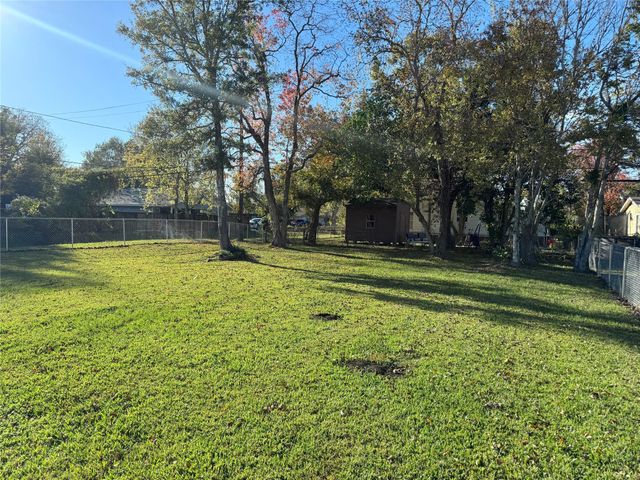 117 Oak Drive, Lake Jackson, TX 77566