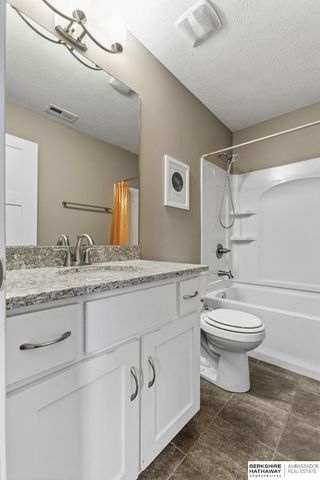 1730 S 220th Avenue, Elkhorn, NE 68022
