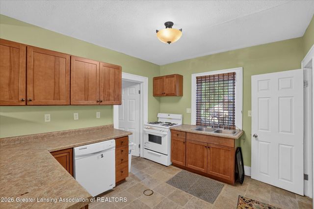 1219 Moores River Drive, Lansing, MI 48910
