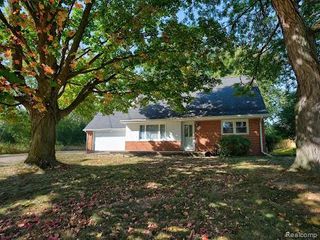 2496 Ketzler Dr, Flint Charter Township, MI 48507