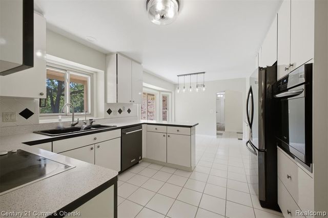 35903 Howard Road, Farmington, MI 48331