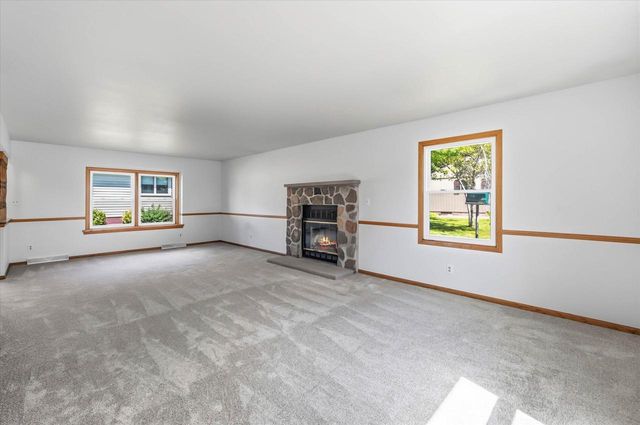 540 W Norport DRIVE, Port Washington, WI 53074