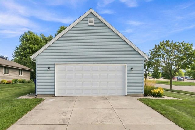 540 W Norport DRIVE, Port Washington, WI 53074