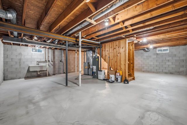 540 W Norport DRIVE, Port Washington, WI 53074