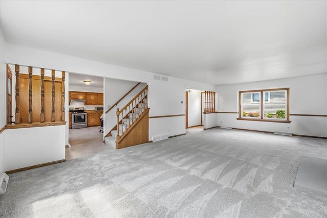 540 W Norport DRIVE, Port Washington, WI 53074