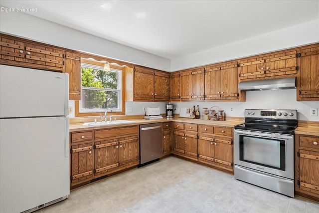 540 W Norport DRIVE, Port Washington, WI 53074