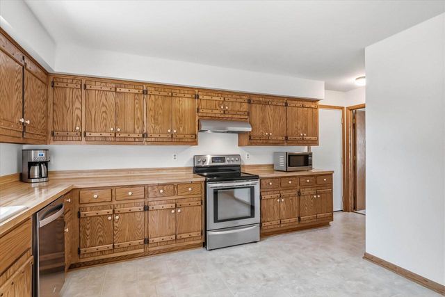 540 W Norport DRIVE, Port Washington, WI 53074