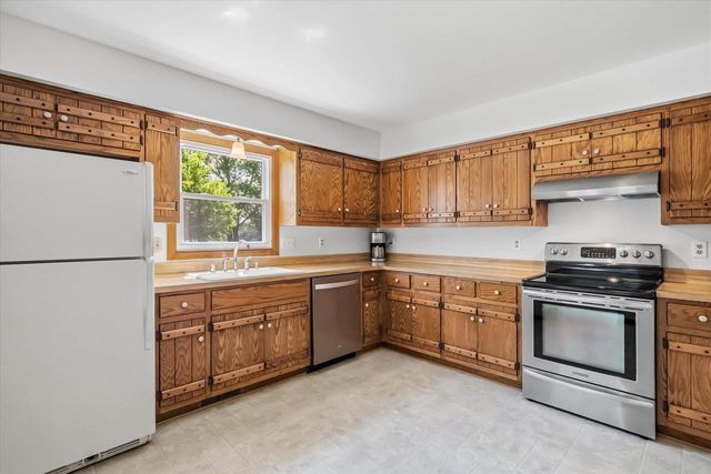 540 W Norport DRIVE, Port Washington, WI 53074