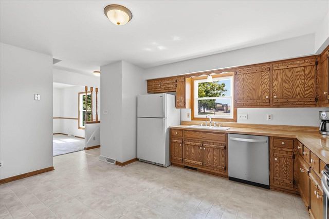 540 W Norport DRIVE, Port Washington, WI 53074