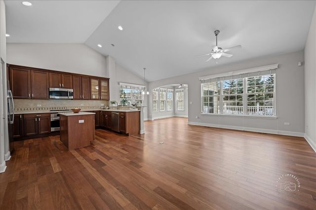 2843 Hillcrest Circle, Naperville, IL 60564