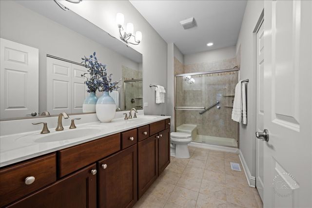 2843 Hillcrest Circle, Naperville, IL 60564