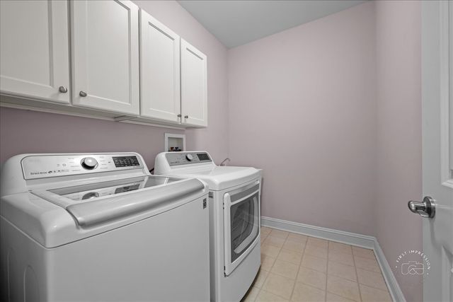 2843 Hillcrest Circle, Naperville, IL 60564