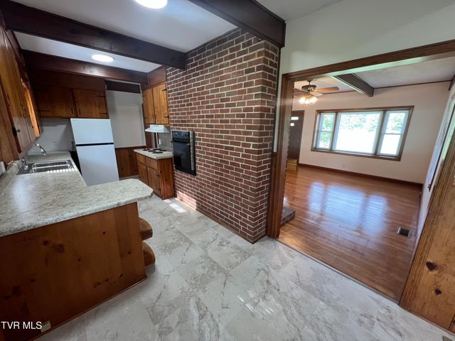 1803 East Oakland Avenue, Johnson City, TN 37601